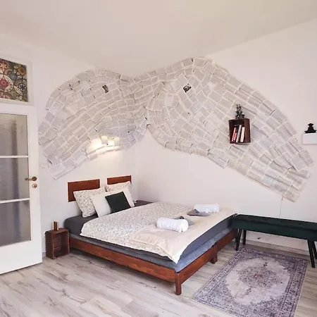 Daire Old Town W Balcony Only 5 Min Danube River *