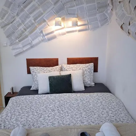 Old Town W Balcony Only 5 Min Danube River Apartment