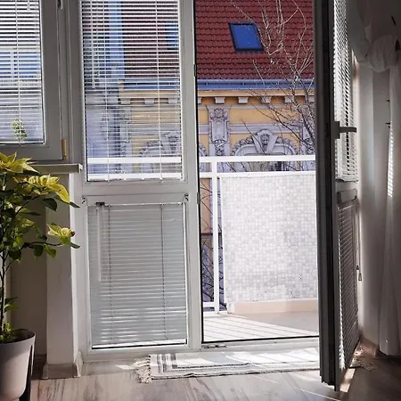 Old Town W Balcony Only 5 Min Danube River Appartement *