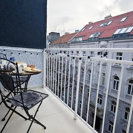 Apartment Old Town W Balcony Only 5 Min Danube River *