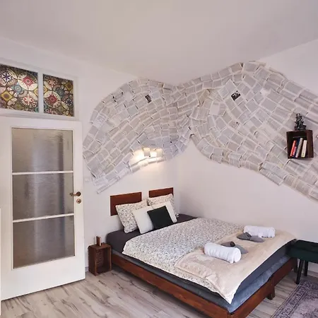 Old Town W Balcony Only 5 Min Danube River Appartement