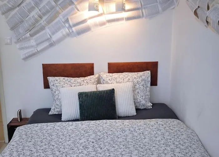 Old Town W Balcony Only 5 Min Danube River Apartman