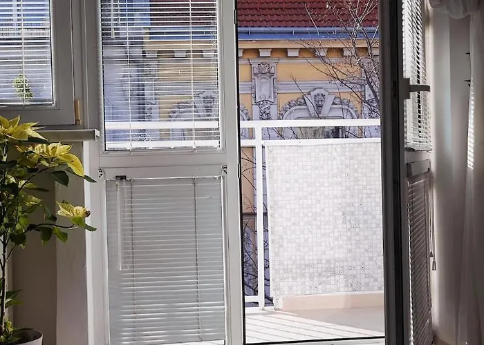 Old Town W Balcony Only 5 Min Danube River Apartman *
