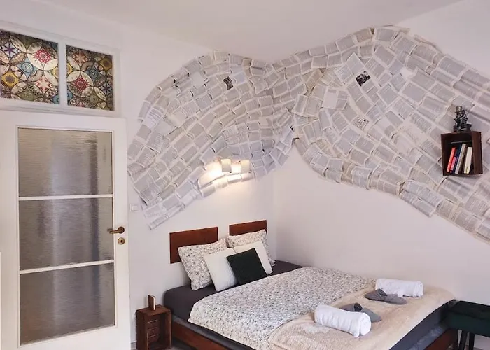 Old Town W Balcony Only 5 Min Danube River Apartman